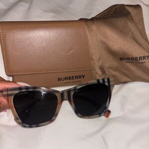 Burberry Eyewear Elsa Sunglasses 0BE4346 394487